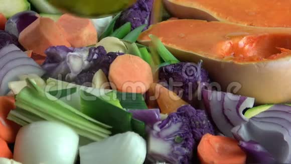 生切蔬菜在烤盘上视频的预览图