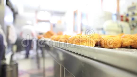 糖果工在糕点店做糖果视频的预览图