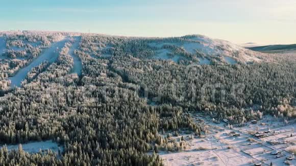 蓝天背景下滑雪场雪山上滑雪者的美丽高空录像晴天冬日视频的预览图