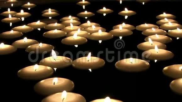 在漆黑的夜晚茶光芳香的烛火燃烧着的浪漫气氛视频的预览图