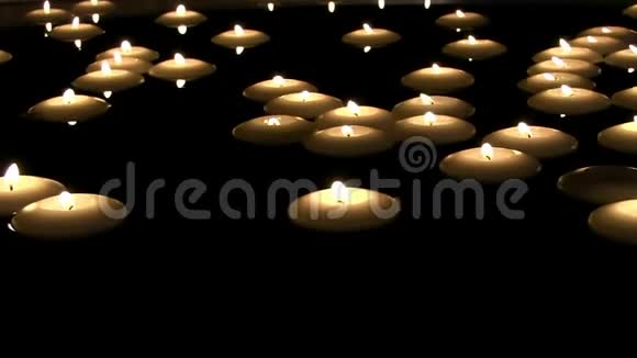 美丽可爱舒适浪漫的气氛令人满意的茶光花烛火焰在黑暗的夜晚燃烧视频的预览图