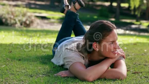 女人躺在阴凉处视频的预览图