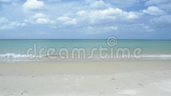 安达曼海的热带沙滩多云的蓝天卡隆海滩的风景夏天阳光下清澈的水视频的预览图