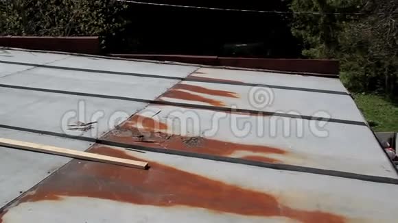 生锈和弯曲的屋顶视频的预览图