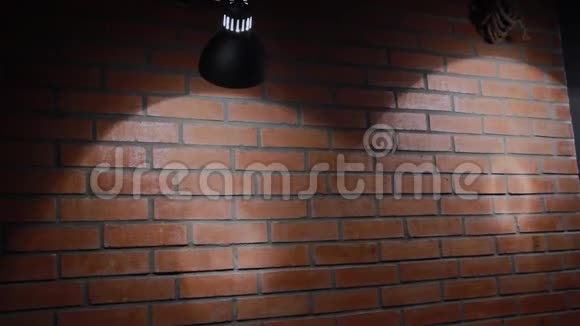 白炽灯照在砖墙上砖的质感视频的预览图