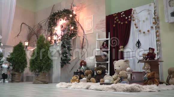 一个舒适的房间有圣诞装饰品花环玩具针叶树视频的预览图