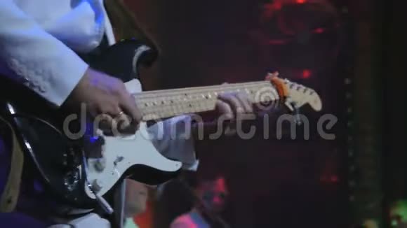 无法辨认的大师级吉他手在音乐会上演奏电子吉他视频的预览图