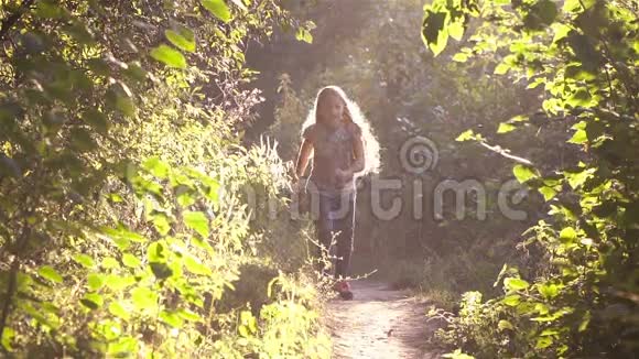 女孩沿着森林小径跑视频的预览图