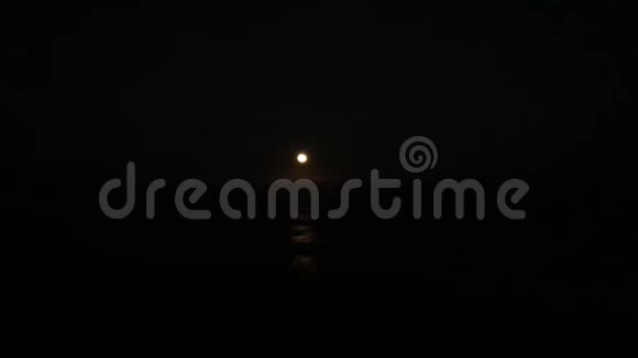 太平洋上空黎明时满月从夏威夷考艾岛冬季的普林斯维尔观赏视频的预览图