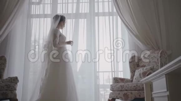 新娘从窗外看婚礼那天视频的预览图