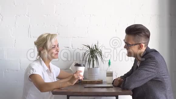 在咖啡馆的咖啡休息时间穿正式服装的男人和女人视频的预览图