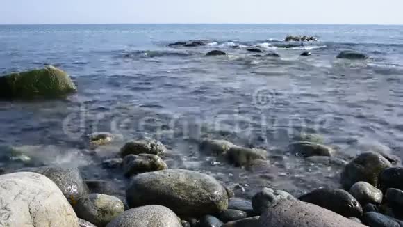 岩石海岸和波浪1视频的预览图