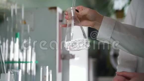 化学实验室两个年轻女子正在做实验视频的预览图