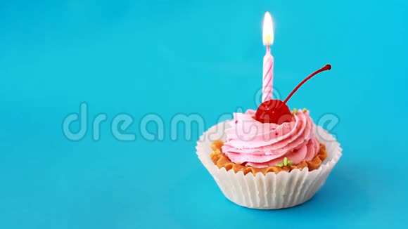 带有樱桃的生日蛋糕和蓝色背景的生日蜡烛视频的预览图