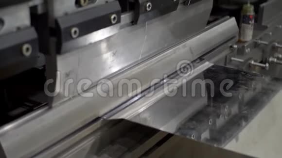 操作人员用印刷机折弯金属板材视频的预览图