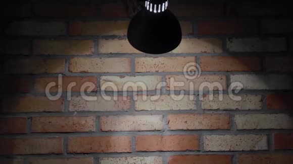 白炽灯照在砖墙上砖的质感视频的预览图
