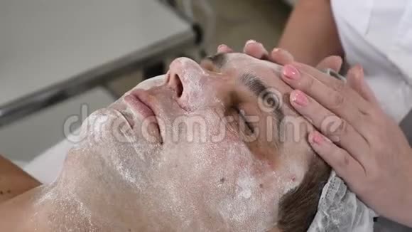 美容诊所的人男性客户在美容院做面部美容面部淋巴按摩视频的预览图