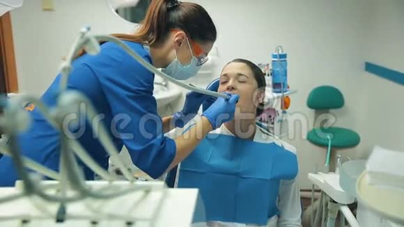 女人在牙科中感到疼痛视频的预览图