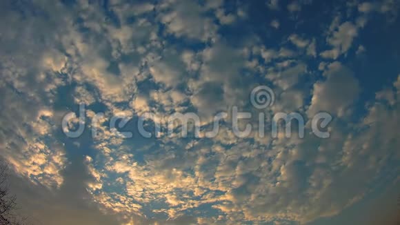 在美丽的日落中空中飞盘在云层上拍摄视频的预览图