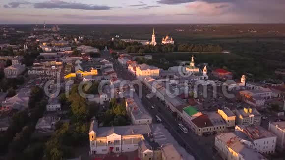 乘飞机飞越弗拉基米尔古城空中观景设想大教堂和金门俄罗斯视频的预览图