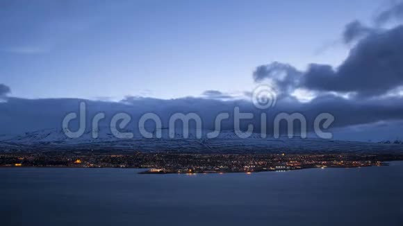 冰岛城市阿库雷里夜晚的时光流逝视频的预览图