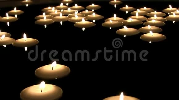 迷人的舒适的浪漫的令人满意的气氛在茶光芳香的蜡烛火焰在黑暗的夜晚燃烧视频的预览图