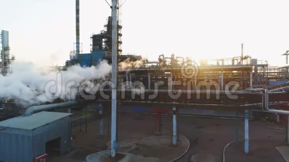 在炼油厂区域上方安装有烟雾视频的预览图