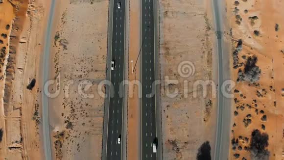 高速公路穿越沙漠空中镜头视频的预览图