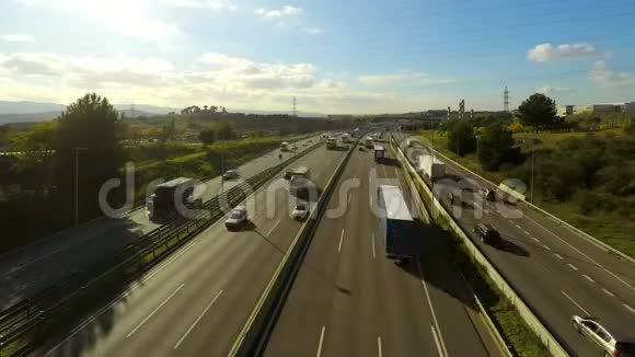 大宽高速公路多车道交通视频的预览图