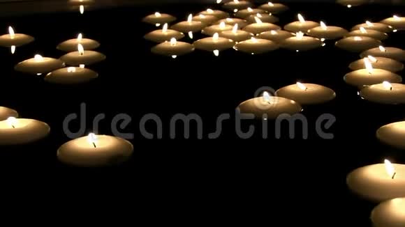 在漆黑的夜晚茶光芳香的烛火燃烧着美妙可爱舒适浪漫令人满意的气氛视频的预览图