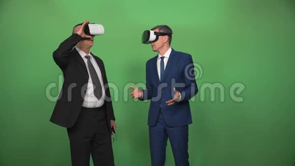两个商人用VR耳机视频的预览图