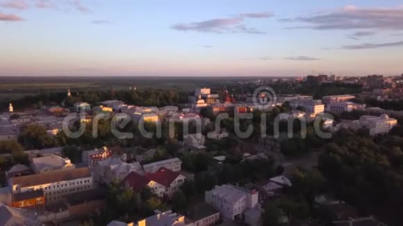 乘飞机飞越弗拉基米尔古城金门的鸟瞰图俄罗斯视频的预览图