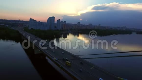 在傍晚的城市里开河桥鸟瞰傍晚城市景观视频的预览图