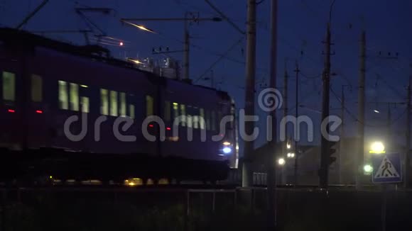 晚上车站的电动火车视频的预览图