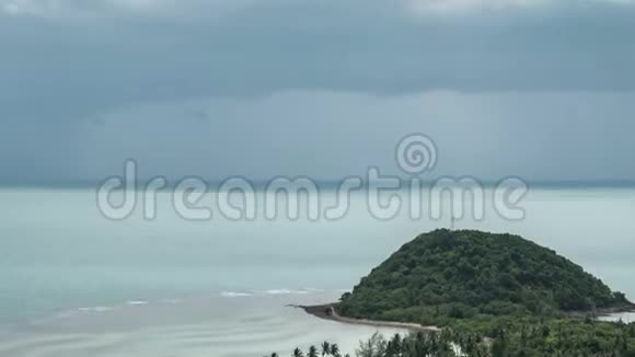 热带岛屿海岸的时间推移与接近雨云垂直多利射击视频的预览图