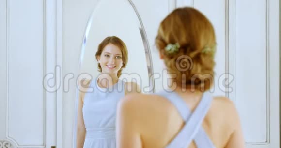 美丽的新娘在镜子里审视自己视频的预览图