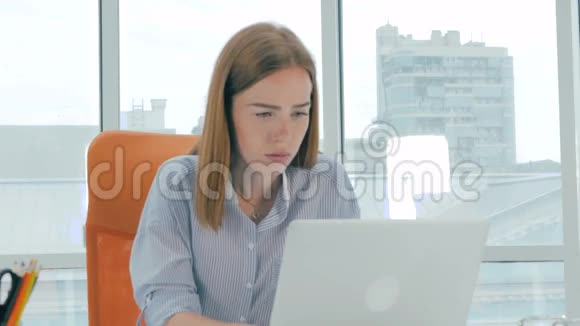 女人收到坏消息笔记本电脑上的坏信视频的预览图