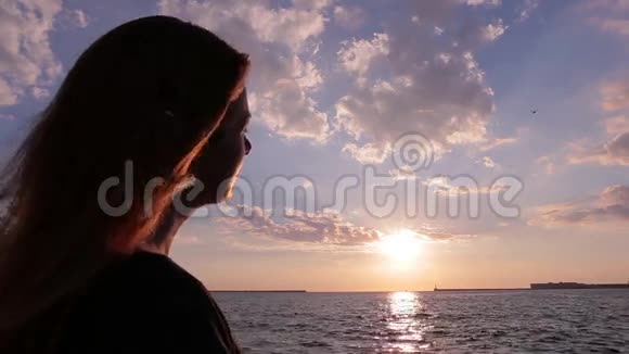 剪影女孩正在海边看日落视频的预览图
