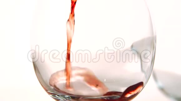 红干葡萄酒正在慢慢倒入嵴玻璃中供专家品尝视频的预览图