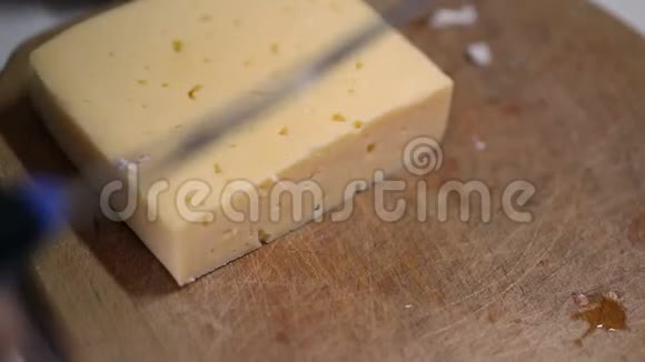 女人在切割板上切一片奶酪视频的预览图