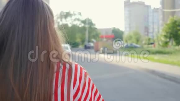 夏天穿红色衣服的年轻孕妇肖像幸福的年轻女子对着镜头微笑视频的预览图