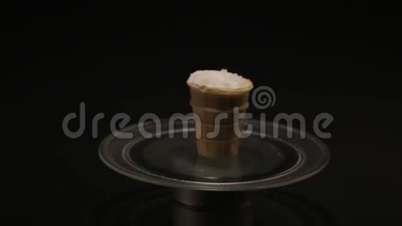 冰淇淋筒托盘上的冰淇淋视频的预览图