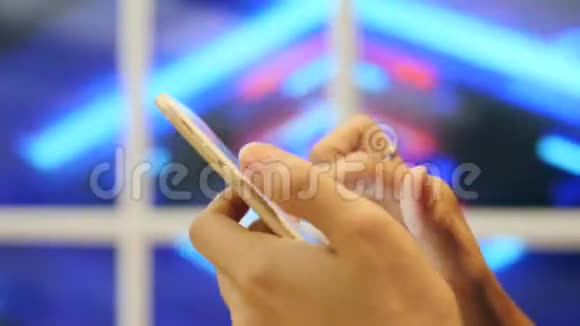 关闭女性手指在智能手机手机屏幕上的点击4K视频的预览图