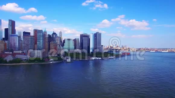 迷人的4k无人机空中全景图现代建筑纽约市中心大城市海洋景观天际线视频的预览图
