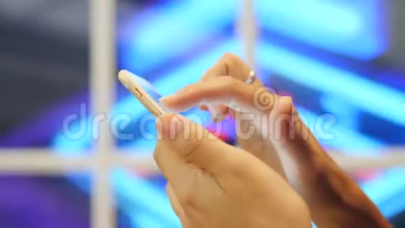 关闭女性手指在智能手机手机屏幕上进行电子签名4K视频的预览图
