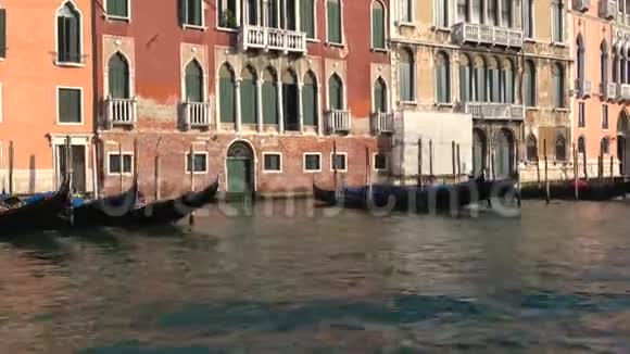 大运河沿线老房子晴天威尼斯视频的预览图