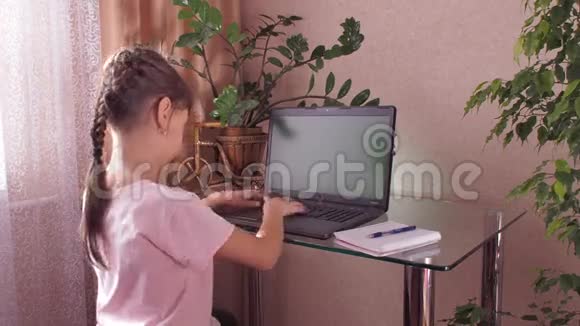 孩子在家里用笔记本电脑学习视频的预览图