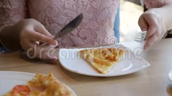 咖啡馆里的布鲁内特女士正在吃美味的披萨视频的预览图