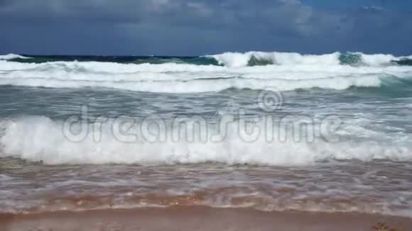 海浪带着美丽的沙滩来到海滩上视频的预览图