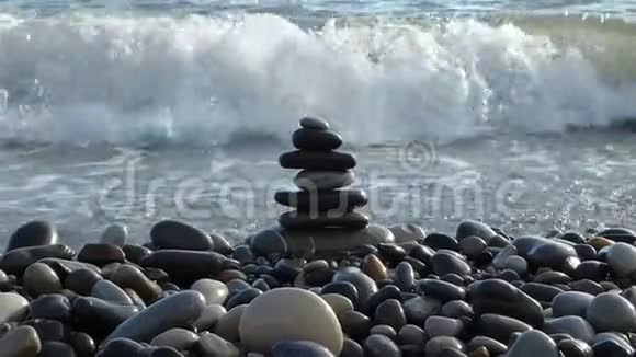 禅石堆在海滩上后面有海浪视频的预览图